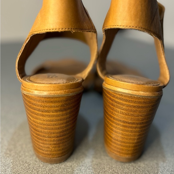 Sorel Nadia sandal in camel brown size 10. Chunky heel. - Picture 6 of 7